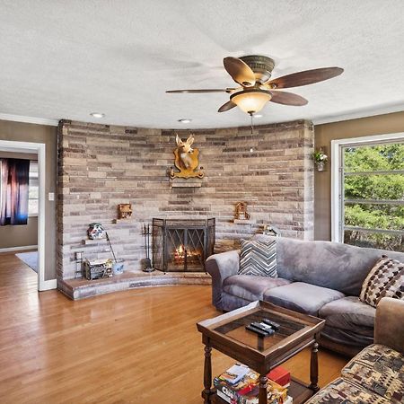 Mid-Century Vintage Brick Ranch Upstairs Guesthouse Сивиървил Екстериор снимка