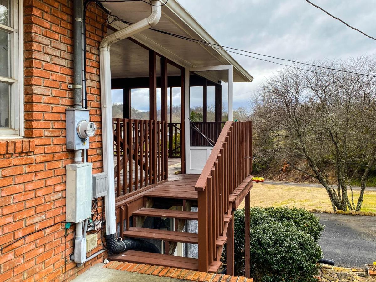 Mid-Century Vintage Brick Ranch Upstairs Guesthouse Сивиървил Екстериор снимка