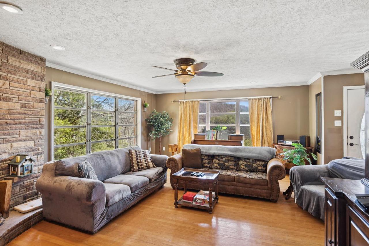 Mid-Century Vintage Brick Ranch Upstairs Guesthouse Сивиървил Екстериор снимка