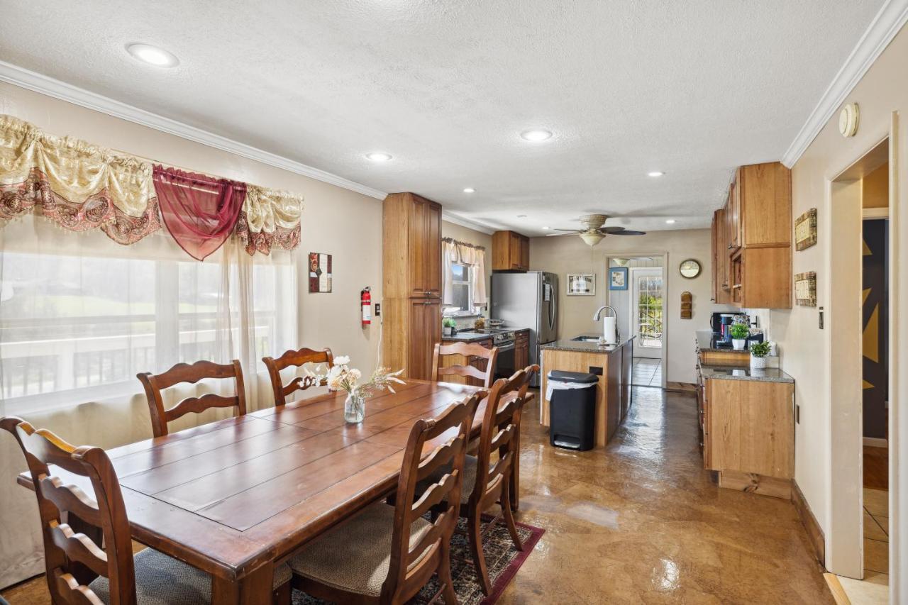 Mid-Century Vintage Brick Ranch Upstairs Guesthouse Сивиървил Екстериор снимка
