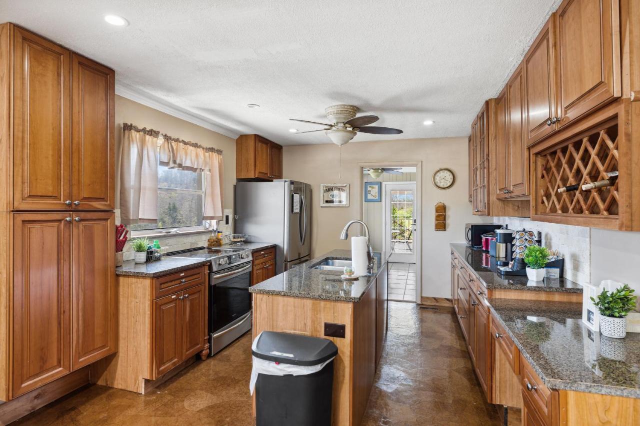 Mid-Century Vintage Brick Ranch Upstairs Guesthouse Сивиървил Екстериор снимка