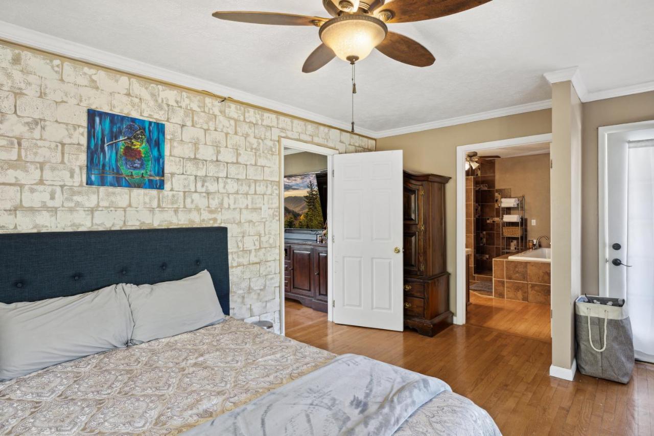 Mid-Century Vintage Brick Ranch Upstairs Guesthouse Сивиървил Екстериор снимка