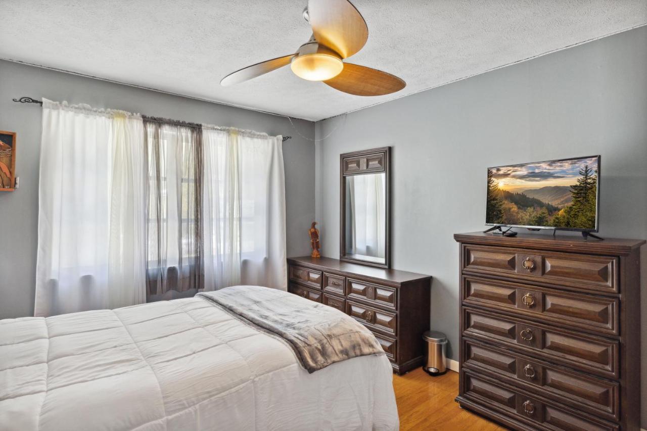 Mid-Century Vintage Brick Ranch Upstairs Guesthouse Сивиървил Екстериор снимка