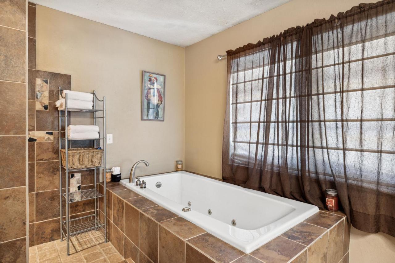 Mid-Century Vintage Brick Ranch Upstairs Guesthouse Сивиървил Екстериор снимка
