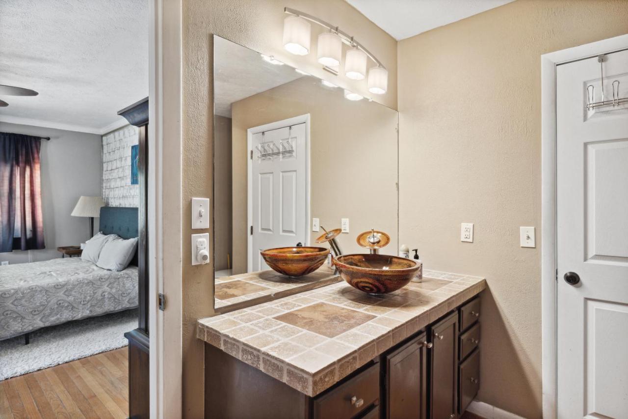 Mid-Century Vintage Brick Ranch Upstairs Guesthouse Сивиървил Екстериор снимка