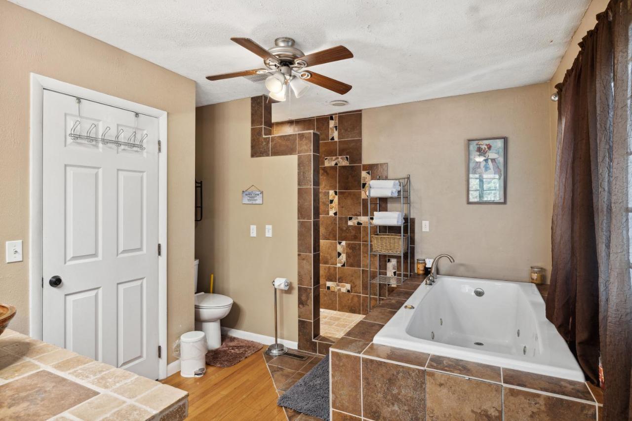 Mid-Century Vintage Brick Ranch Upstairs Guesthouse Сивиървил Екстериор снимка